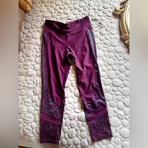 Burgundy leggings with leopard print